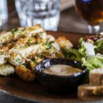 cozy swedish cafe interior gothenburg fika cinnamon buns coffee — Foto: Unsplash / Unsplash