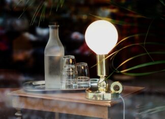 Le Coq Rouge – där Frankrike möter Helsingborg french bistro interior warm lighting wine glasses — Foto: Natalia Y. / Unsplash