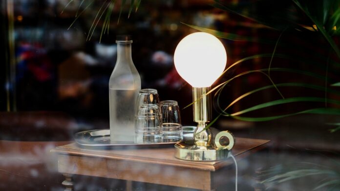 french bistro interior warm lighting wine glasses — Foto: Natalia Y. / Unsplash