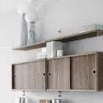 String Plex bokhylla i vardagsrum med valnötsträ