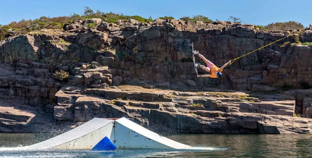 De bygger gemenskap. Wakeboardåkaren Henning Jorlén hoppar på vatten.