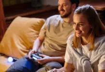 En helande verklighetsflykt Ett par som spelar tv-spel i soffa. Tv-spel har visat sig öka social kompetens.