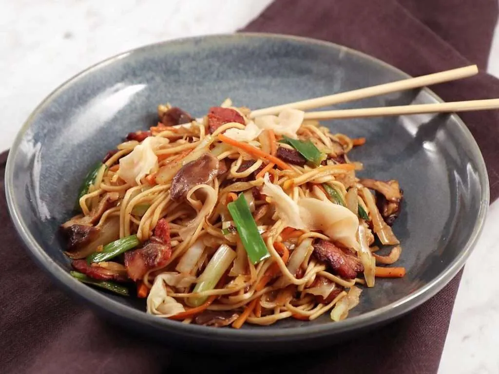 Yakisoba med sidfläsk och shiitake.